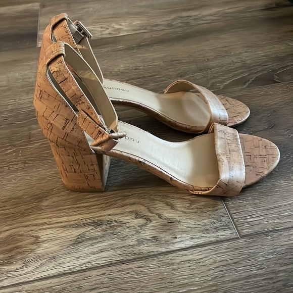 CL by Laundry Heels size 8 - Picture 2 of 2